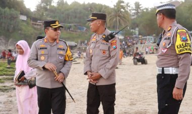 Polres-Pacitan-Siagakan-Personel-di-Sejumlah-Objek-Wisata-Pastikan-Pengunjung-Aman-dan-Nyaman